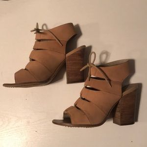 HINGE HEELS SIZE 8.5